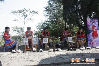 天柱山景区现场手工编制草鞋工艺品受热捧（图）